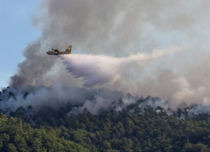 Incendio boschivo a Mornese: in volo un secondo canadair. Ripristinata la viabilità con mezzi cingolati