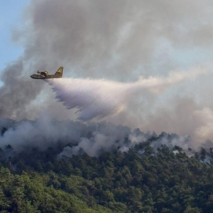 Incendio boschivo a Mornese: in volo un secondo canadair. Ripristinata la viabilità con mezzi cingolati