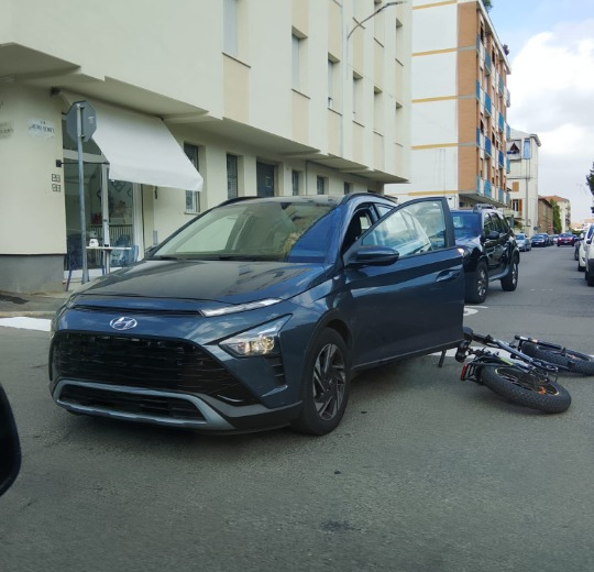 Scontro tra un’auto e una bici in corso Romita ad Alessandria: nessun ferito