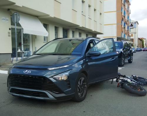 Scontro tra un’auto e una bici in corso Romita ad Alessandria: nessun ferito