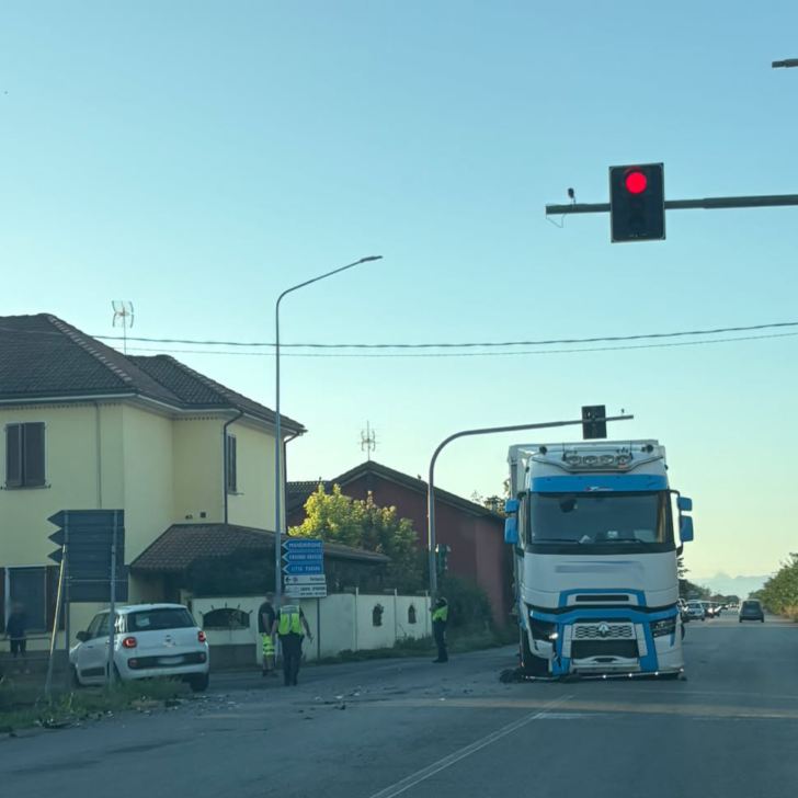 Scontro al semaforo a Litta Parodi: lunghe code verso Alessandria