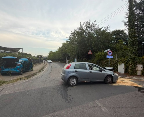 Incidente tra due auto a Valle San Bartolomeo: nessun ferito grave