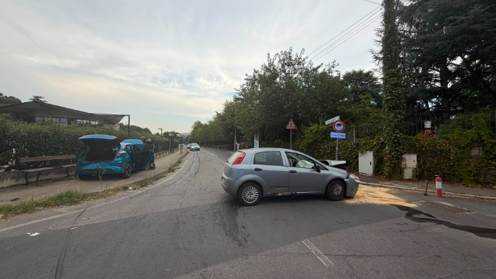 Incidente tra due auto a Valle San Bartolomeo: nessun ferito grave