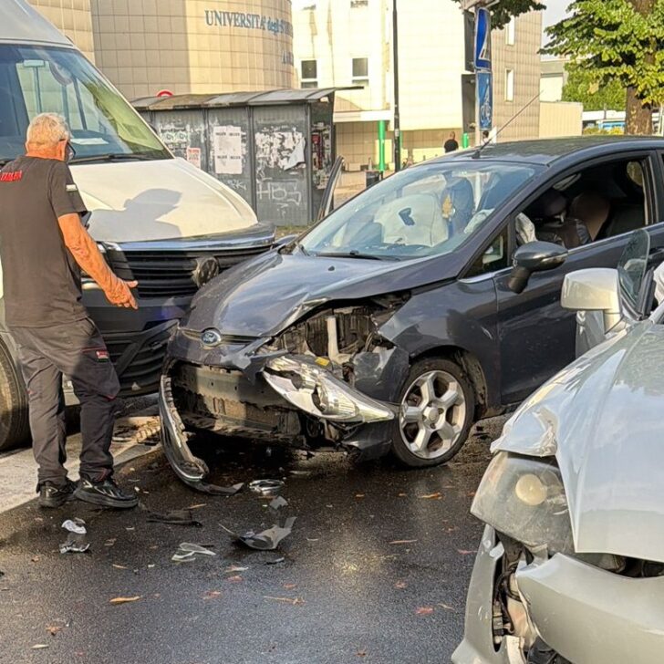 Incidente venerdì sera tra viale Michel e via Bellini ad Alessandria: tre mezzi coinvolti