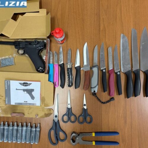Si aggira di notte a Pavia con 14 coltelli e minaccia di morte una giovane: bloccato e denunciato dalla Polizia