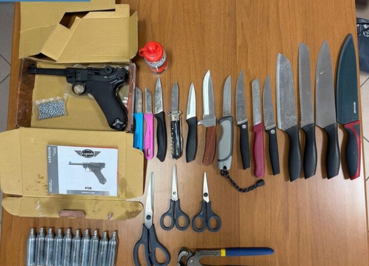 Si aggira di notte a Pavia con 14 coltelli e minaccia di morte una giovane: bloccato e denunciato dalla Polizia