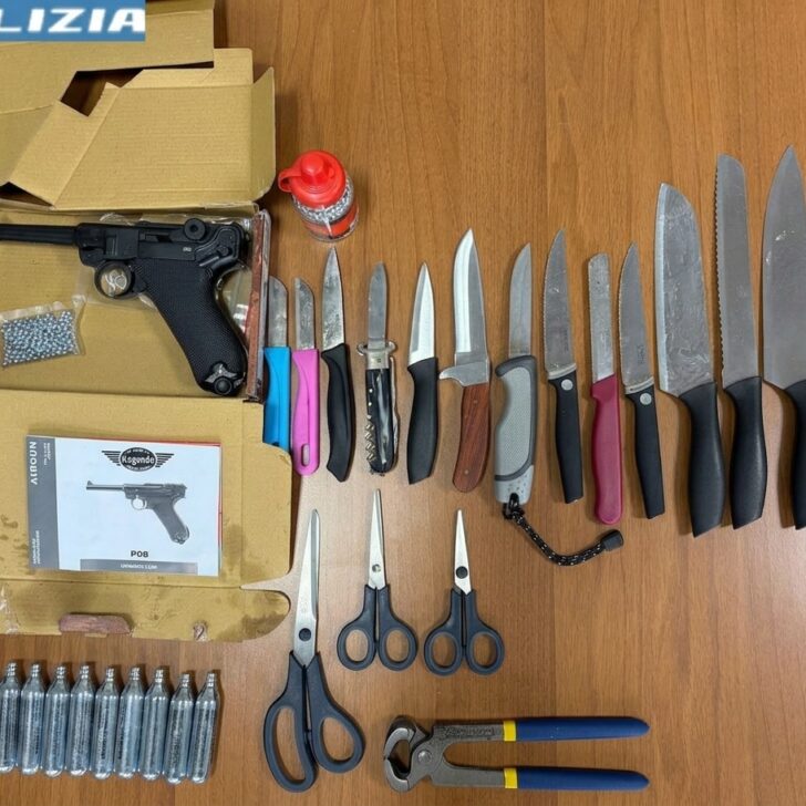 Si aggira di notte a Pavia con 14 coltelli e minaccia di morte una giovane: bloccato e denunciato dalla Polizia