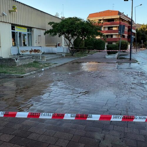 A Valenza rottura della conduttura dell’acqua in via Manzoni