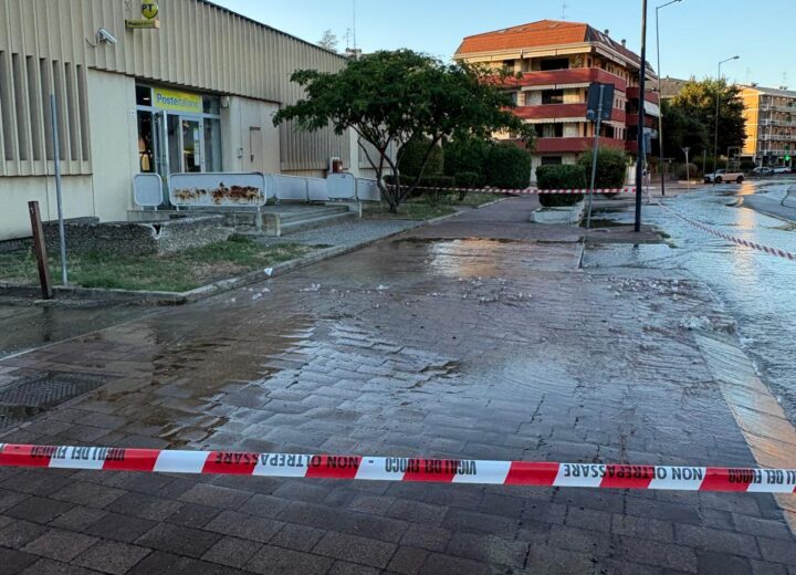 A Valenza rottura della conduttura dell’acqua in via Manzoni