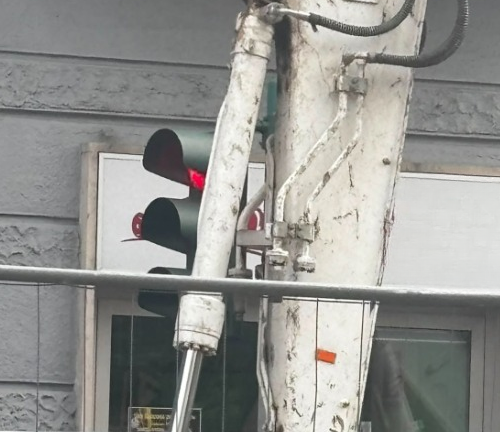 Semaforo dei pedoni in via Marengo ad Alessandria coperto da un escavatore: la segnalazione di un cittadino