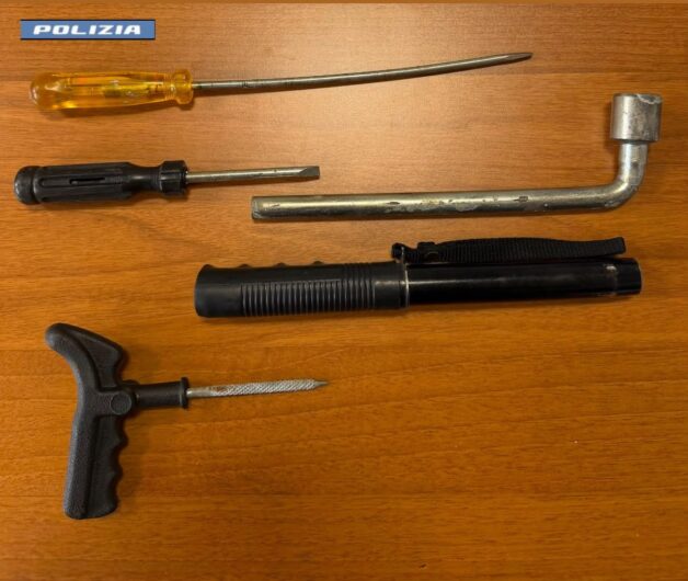 Sorpresi nella notte a svaligiare auto a Pavia. Polizia arresta due giovani