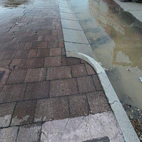 Calo di pressione dell’acqua in via Manzoni a Valenza: in corso la riparazione della conduttura