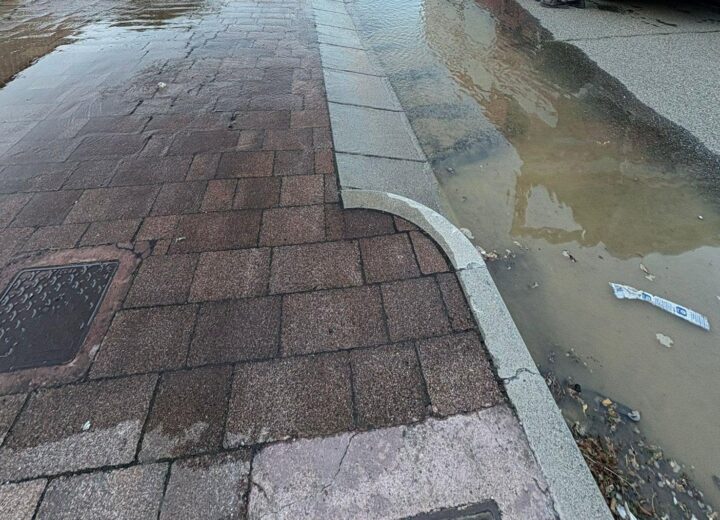 Calo di pressione dell’acqua in via Manzoni a Valenza: in corso la riparazione della conduttura