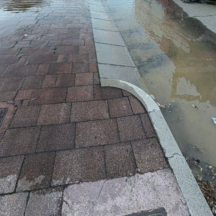 Calo di pressione dell’acqua in via Manzoni a Valenza: in corso la riparazione della conduttura