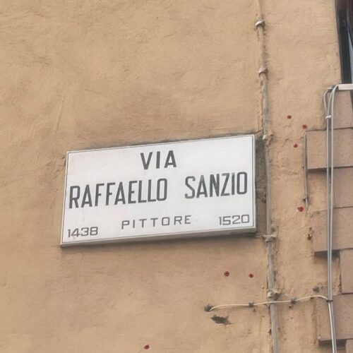 Un’altra targa errata di una via alessandrina: sbagliato l’anno di nascita di Raffaello Sanzio