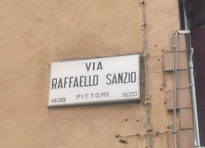 Un’altra targa errata di una via alessandrina: sbagliato l’anno di nascita di Raffaello Sanzio