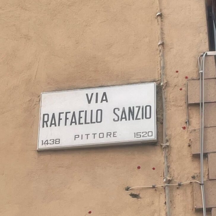 Un’altra targa errata di una via alessandrina: sbagliato l’anno di nascita di Raffaello Sanzio