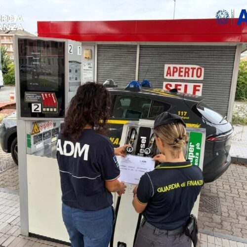 Biella, sequestrati quasi 20mila litri di gasolio irregolare: “Rischio di incendi e danni ai motori”