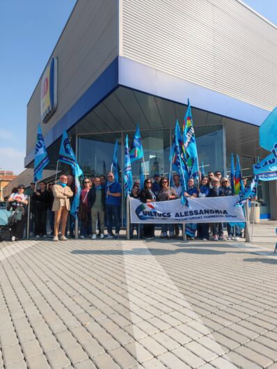 “Continue aggressioni e minacce dei clienti”: sciopero davanti al supermercato di corso Romita ad Alessandria