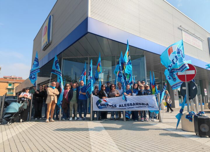 “Continue aggressioni e minacce dei clienti”: sciopero davanti al supermercato di corso Romita ad Alessandria