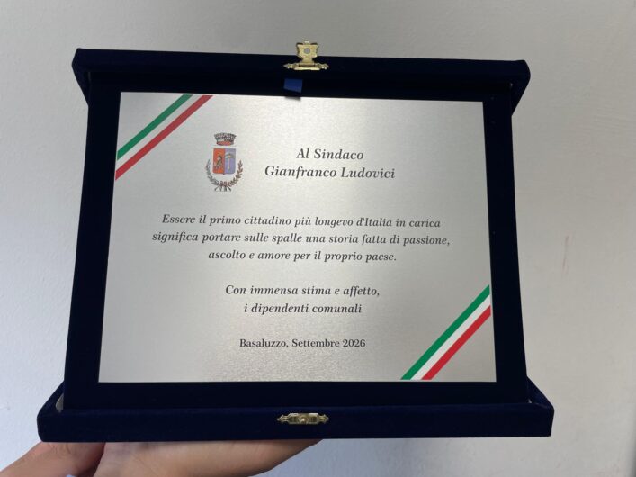 I dipendenti del Comune di Basaluzzo festeggiano Gianfranco Ludovici, il sindaco in carica più longevo d’Italia