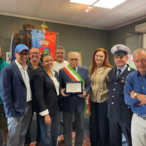 I dipendenti del Comune di Basaluzzo festeggiano Gianfranco Ludovici, il sindaco in carica più anziano d’Italia