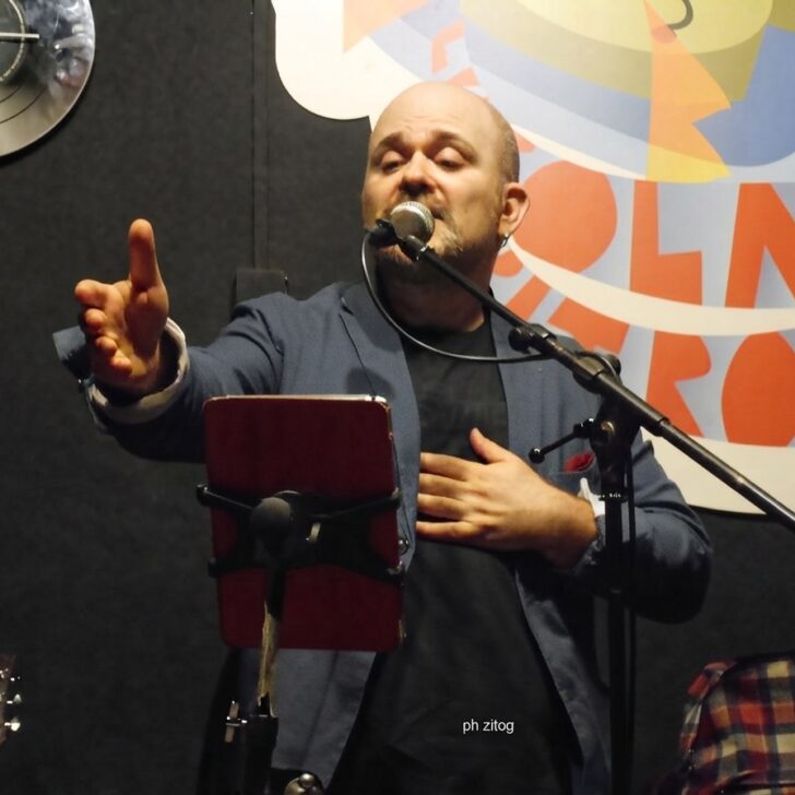 Alessio Lega torna ad Alessandria con un omaggio a Guccini e all’ANPI