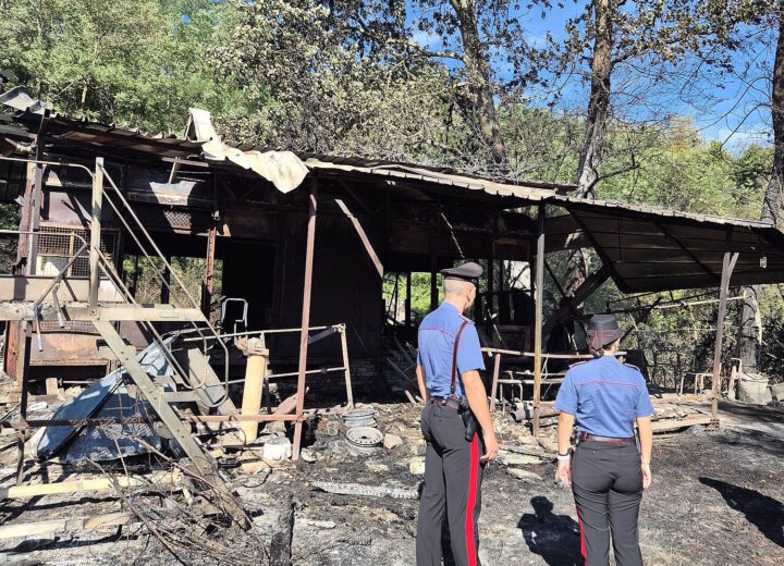 In fiamme un campo e un capanno ad Arquata. Vigili del Fuoco e Carabinieri mettono in sicurezza due bombole di gas