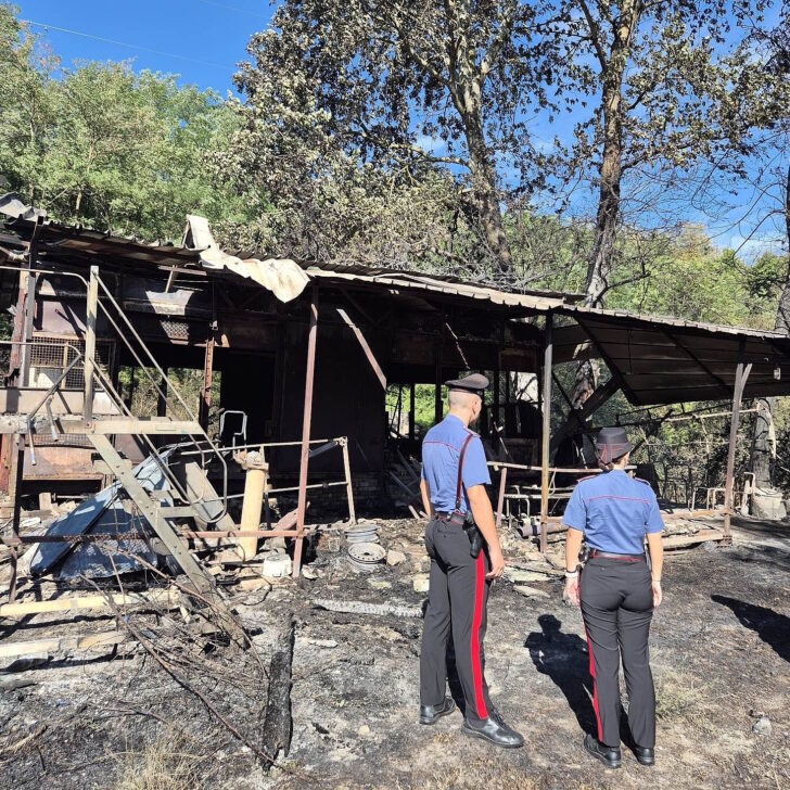 In fiamme un campo e un capanno ad Arquata. Vigili del Fuoco e Carabinieri mettono in sicurezza due bombole di gas