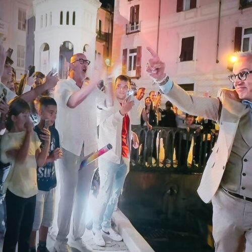 Barbieri di “4 hotel” stregato dal lusso e dal paesaggio del Monferrato poi il brindisi ad Acqui