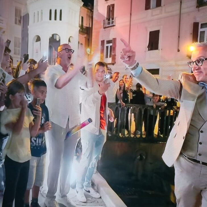 Barbieri di “4 hotel” stregato dal lusso e dal paesaggio del Monferrato poi il brindisi ad Acqui