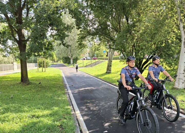 I Carabinieri di Casale Monferrato salgono in e-bike: nuove pattuglie tra centro, parchi e lungo Po