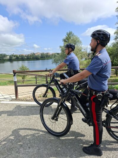 I Carabinieri di Casale Monferrato salgono in e-bike: nuove pattuglie tra centro, parchi e lungo Po