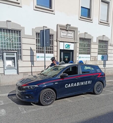 Con la truffa dello specchietto convincono un’automobilista a consegnare 150 euro: denunciati due giovani