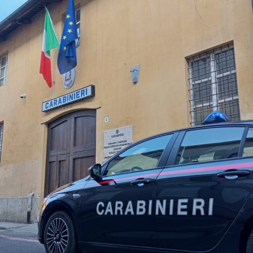 Carabinieri intervengono per proteggerlo da una rissa e lui si avventa contro di loro