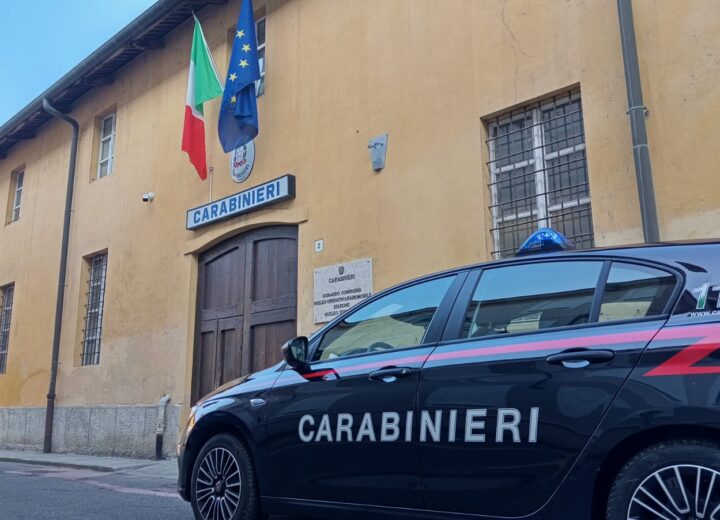Carabinieri intervengono per proteggerlo da una rissa e lui si avventa contro di loro