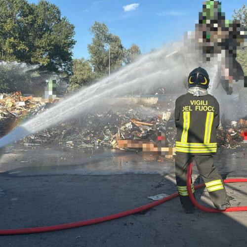 Incendio alla discarica di Montebellino. Vigili del Fuoco spengono le fiamme