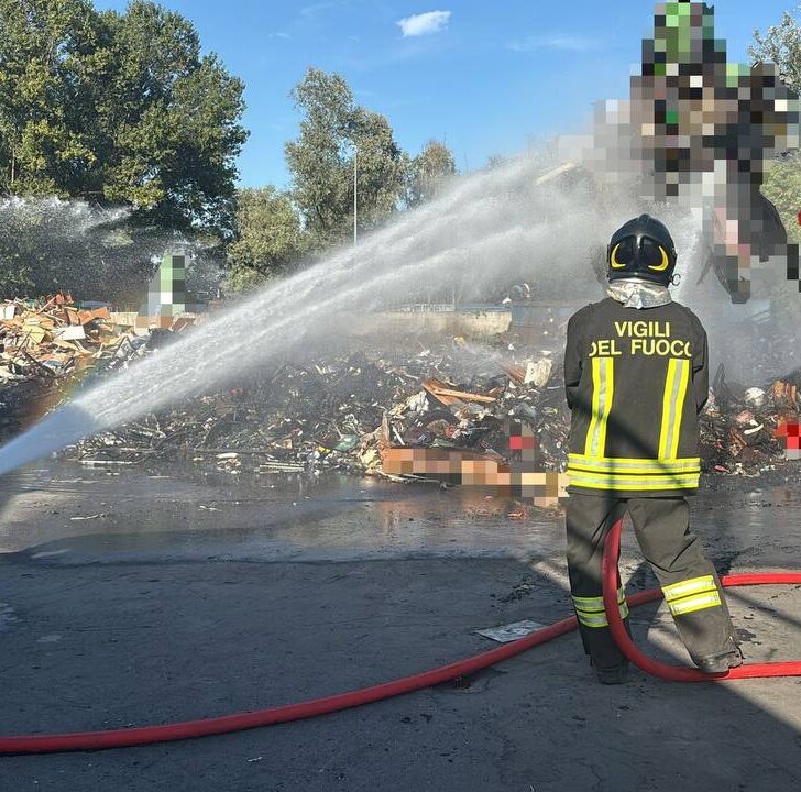 Incendio alla discarica di Montebellino. Vigili del Fuoco spengono le fiamme
