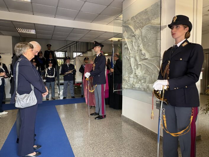 La Polizia di Stato celebra San Michele Arcangelo: in Questura svelata l’opera di Massimo Ippoliti