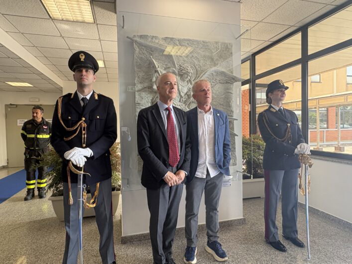 La Polizia di Stato celebra San Michele Arcangelo: in Questura svelata l’opera di Massimo Ippoliti
