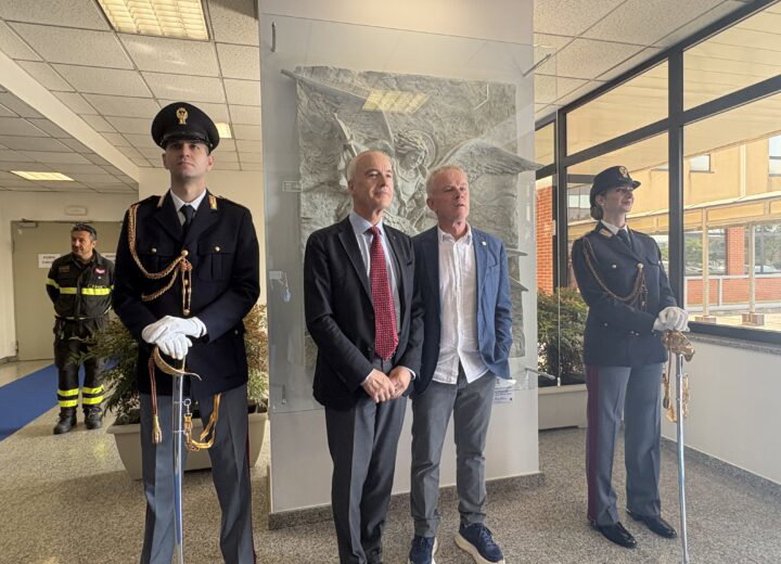 La Polizia di Stato celebra San Michele Arcangelo: in Questura svelata l’opera di Massimo Ippoliti