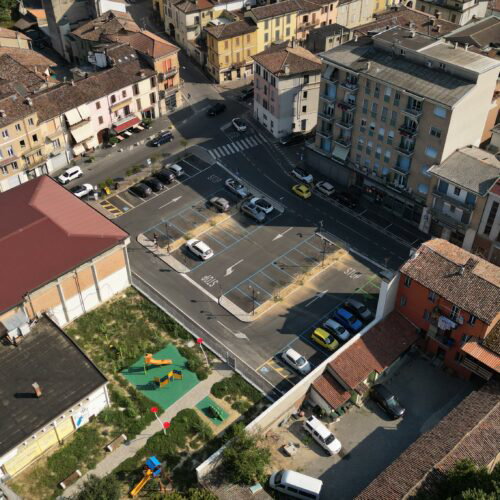 Piazza Italia a Broni cambia volto: più verde, giochi e servizi. Sabato l’inaugurazione