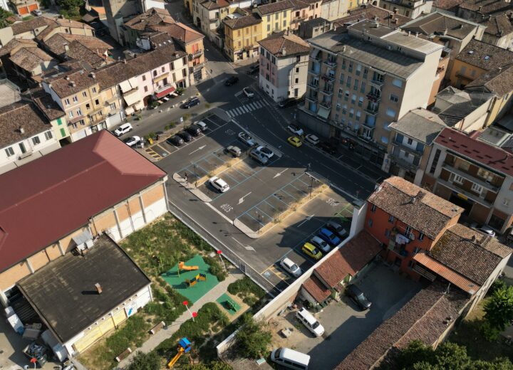 Piazza Italia a Broni cambia volto: più verde, giochi e servizi. Sabato l’inaugurazione