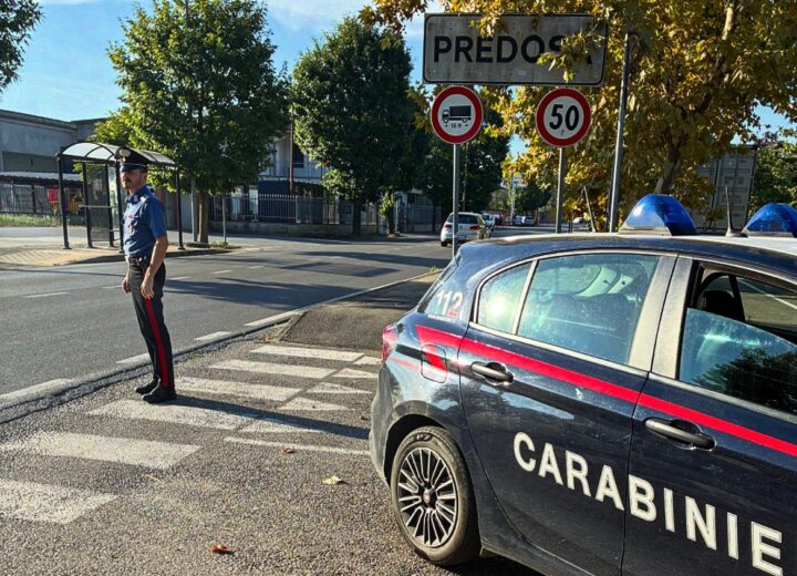 La coppia di anziani è fuori casa: in due occupano la casa e cambiano la serratura