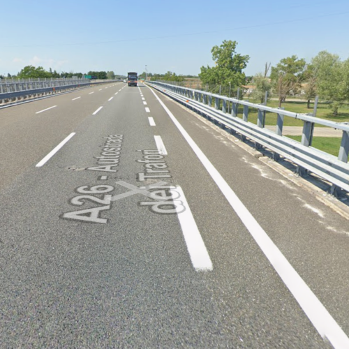 Incidente a Casale in autostrada: intervento per auto in bilico sopra un canale