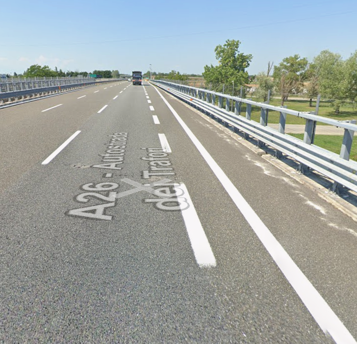 Incidente a Casale in autostrada: intervento per auto in bilico sopra un canale