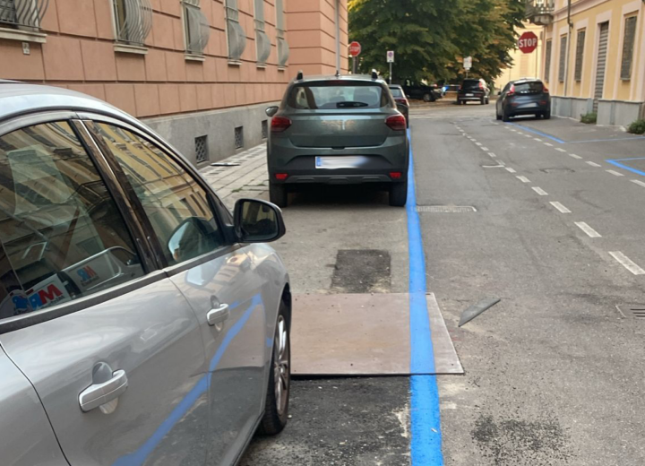La riga blu che non si ferma davanti a niente