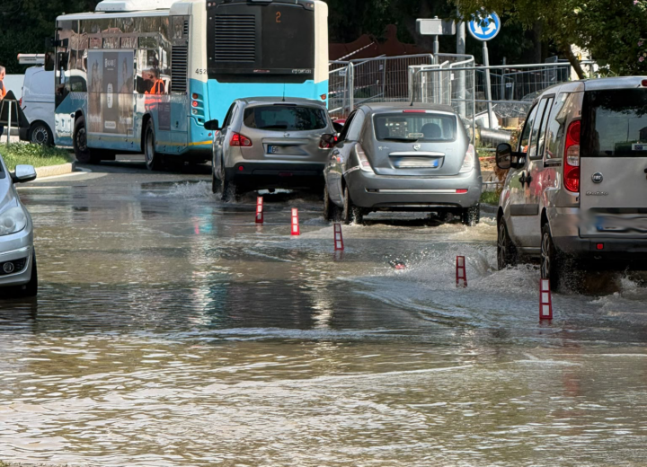 Altri disagi sulle strade di Alessandria: allagato tratto della rotonda di Spalto Borgoglio
