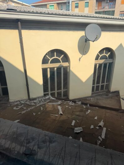 I lavori al tetto del Liceo Eco e la paura dell’amianto. Protesta degli studenti