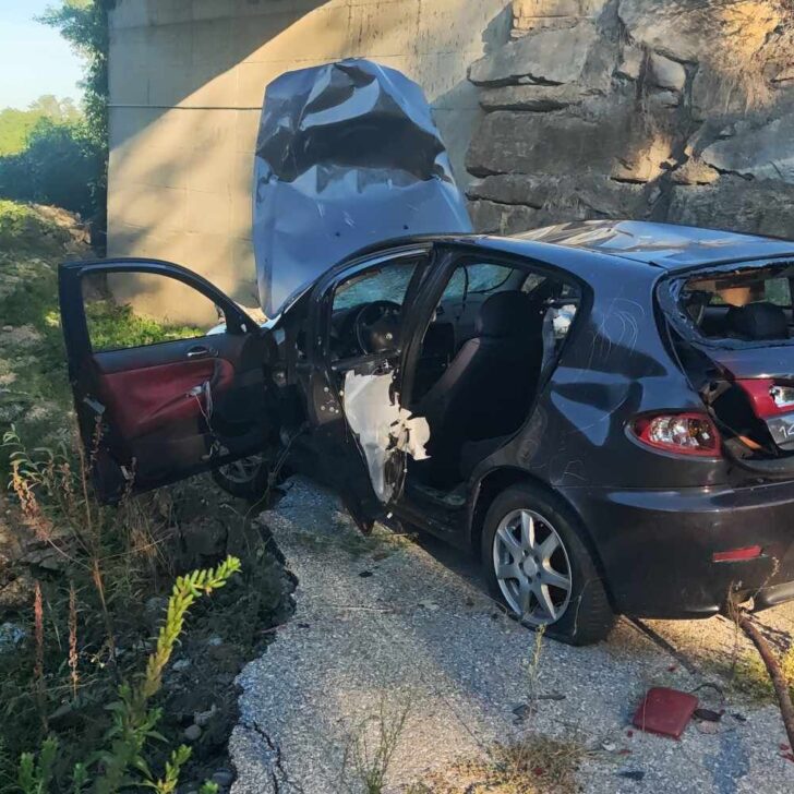 Auto senza targa trovata sotto un ponte a Pontestura